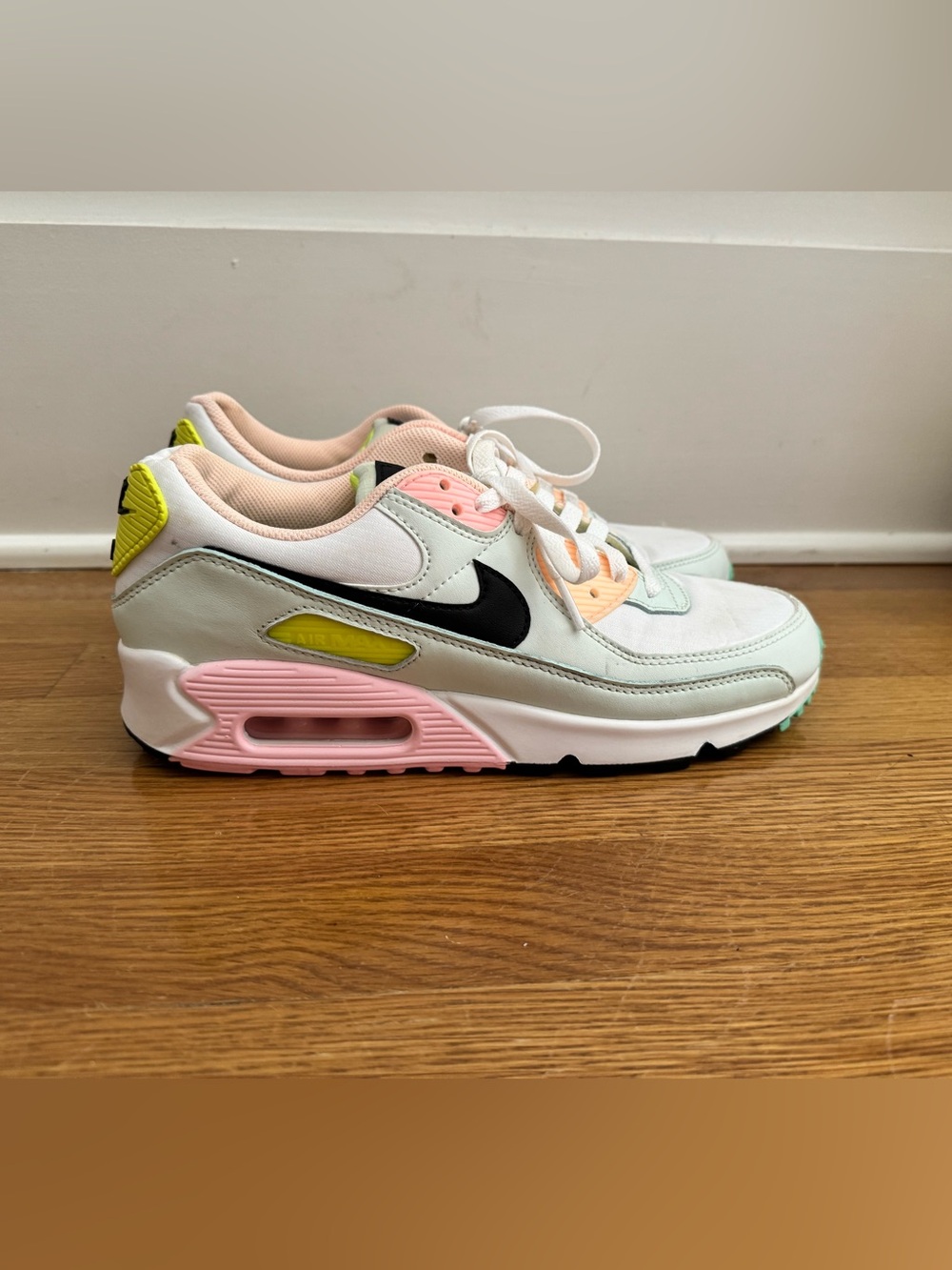 Women’s Nike Air Max 90 size 9